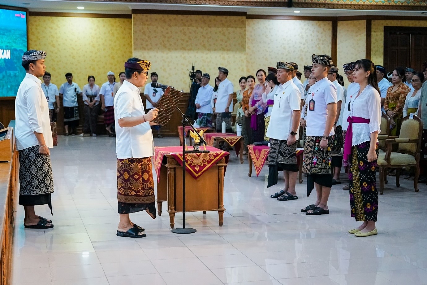bupati adi arnawa