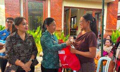 Ketua TP PKK Sagung Antari Jaya Negara didampingi Ny. Ayu Kristi Arya Wibawa memimpin penyaluran bantuan gizi kepada ibu hamil, balita, dan lansia di Denpasar.