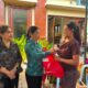 Ketua TP PKK Sagung Antari Jaya Negara didampingi Ny. Ayu Kristi Arya Wibawa memimpin penyaluran bantuan gizi kepada ibu hamil, balita, dan lansia di Denpasar.