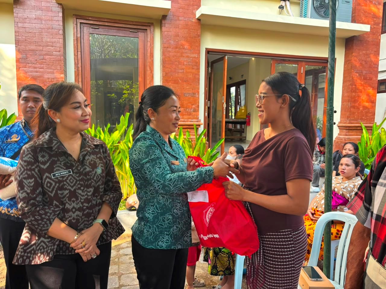 Ketua TP PKK Sagung Antari Jaya Negara didampingi Ny. Ayu Kristi Arya Wibawa memimpin penyaluran bantuan gizi kepada ibu hamil, balita, dan lansia di Denpasar.