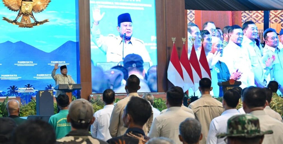 Presiden Prabowo Subianto memberikan pidato usai memimpin panen raya serentak di Kabupaten Malang, Jawa Timur.