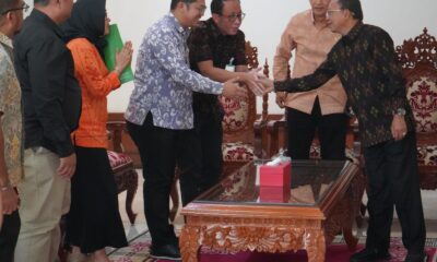 Gubernur Bali Wayan Koster bertemu Kepala BPJS Ketenagakerjaan Kanwil Bali, Nusa Tenggara dan Papua I Nyoman Suarja di Jayasabha, Denpasar