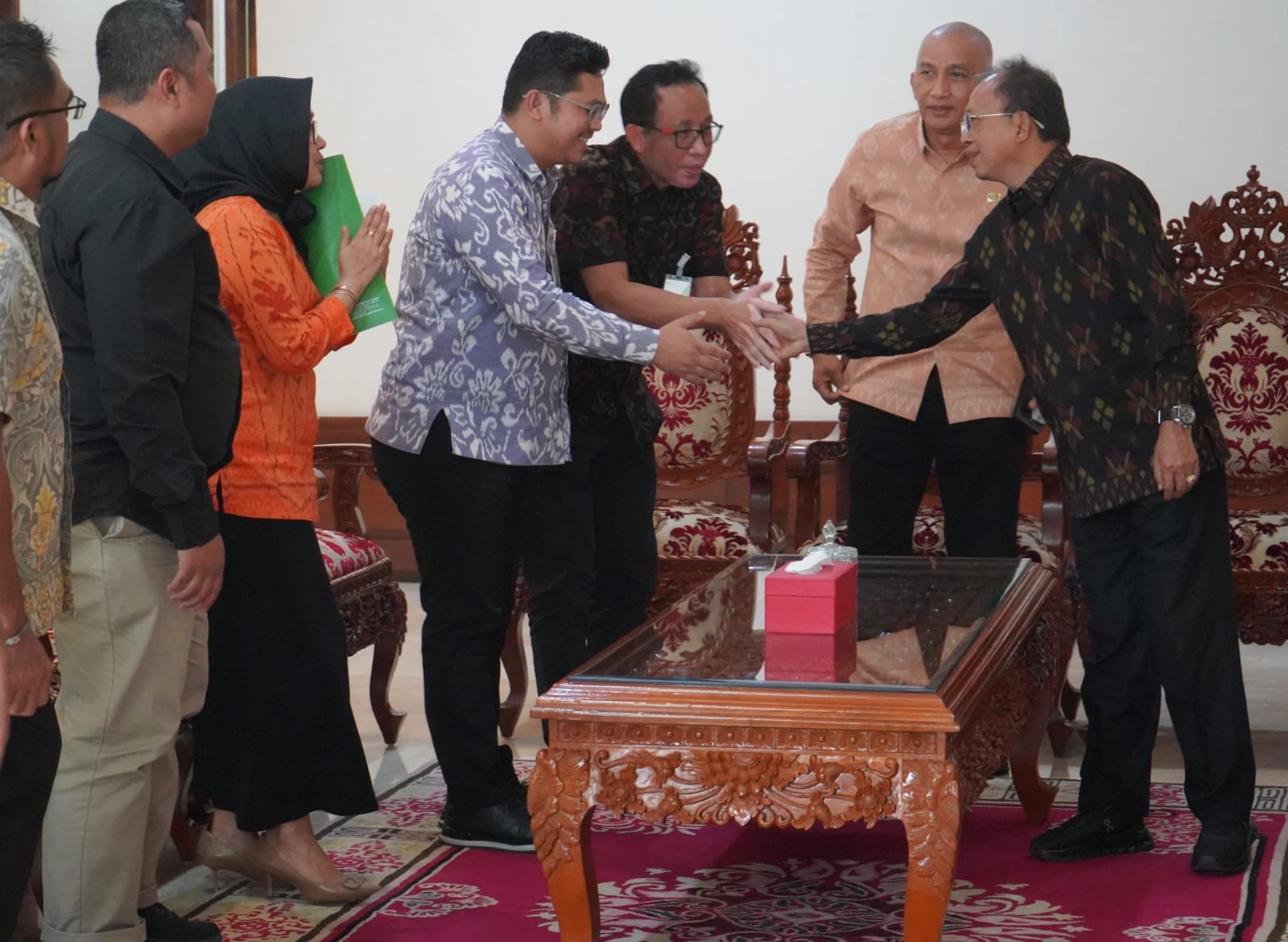 Gubernur Bali Wayan Koster bertemu Kepala BPJS Ketenagakerjaan Kanwil Bali, Nusa Tenggara dan Papua I Nyoman Suarja di Jayasabha, Denpasar