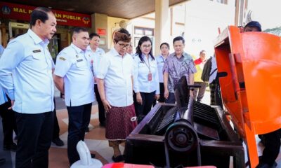 Bupati Badung Adi Arnawa menerima bantuan mesin pencacah sampah organik dari The Apurva Kempinski Bali