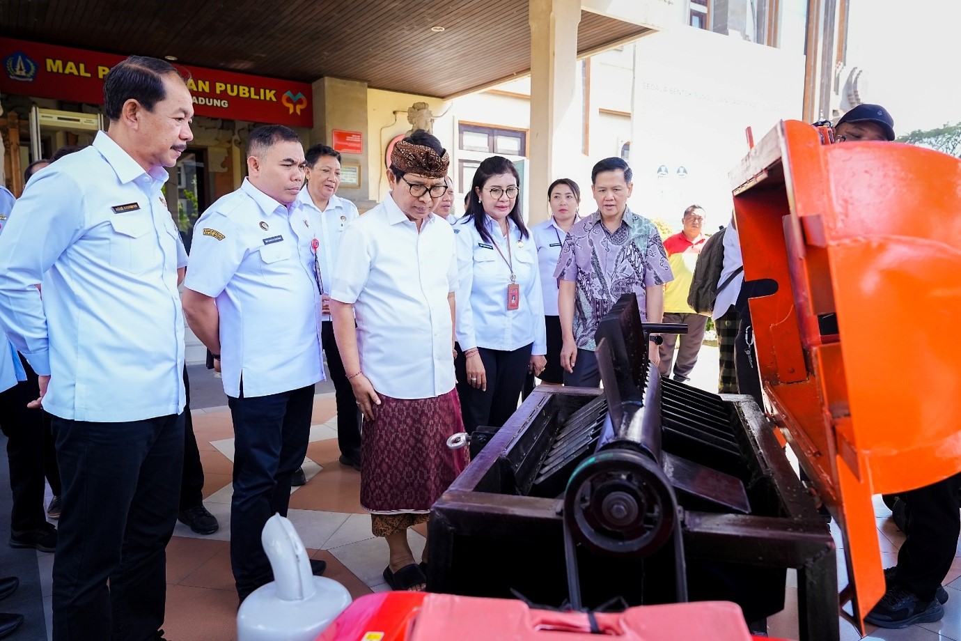 Bupati Badung Adi Arnawa menerima bantuan mesin pencacah sampah organik dari The Apurva Kempinski Bali