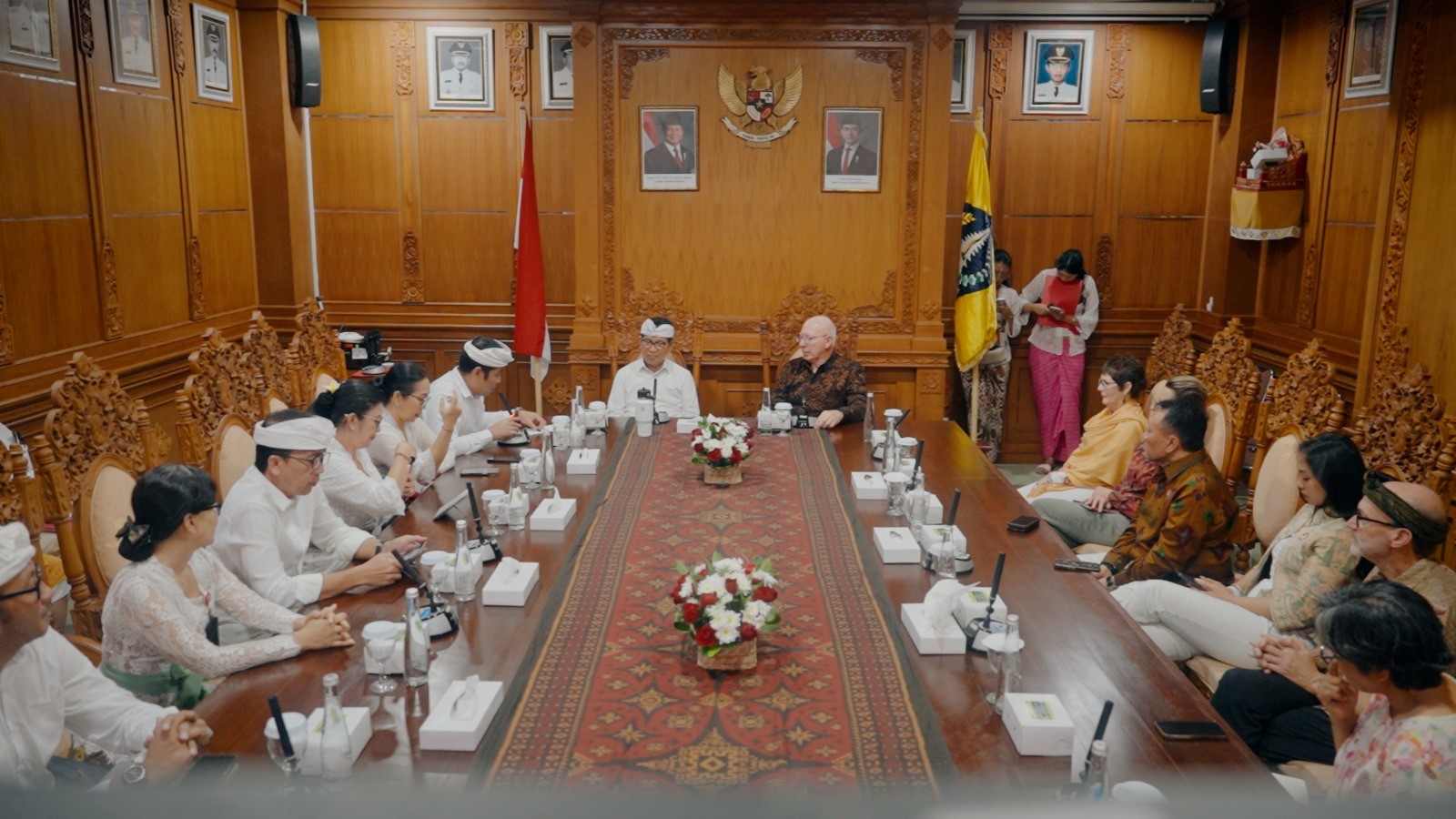 Bupati Badung Adi Arnawa menerima audiensi DPW NCPI Bali dan mantan Gubernur Jenderal Australia David Hurley di Puspem Badung.