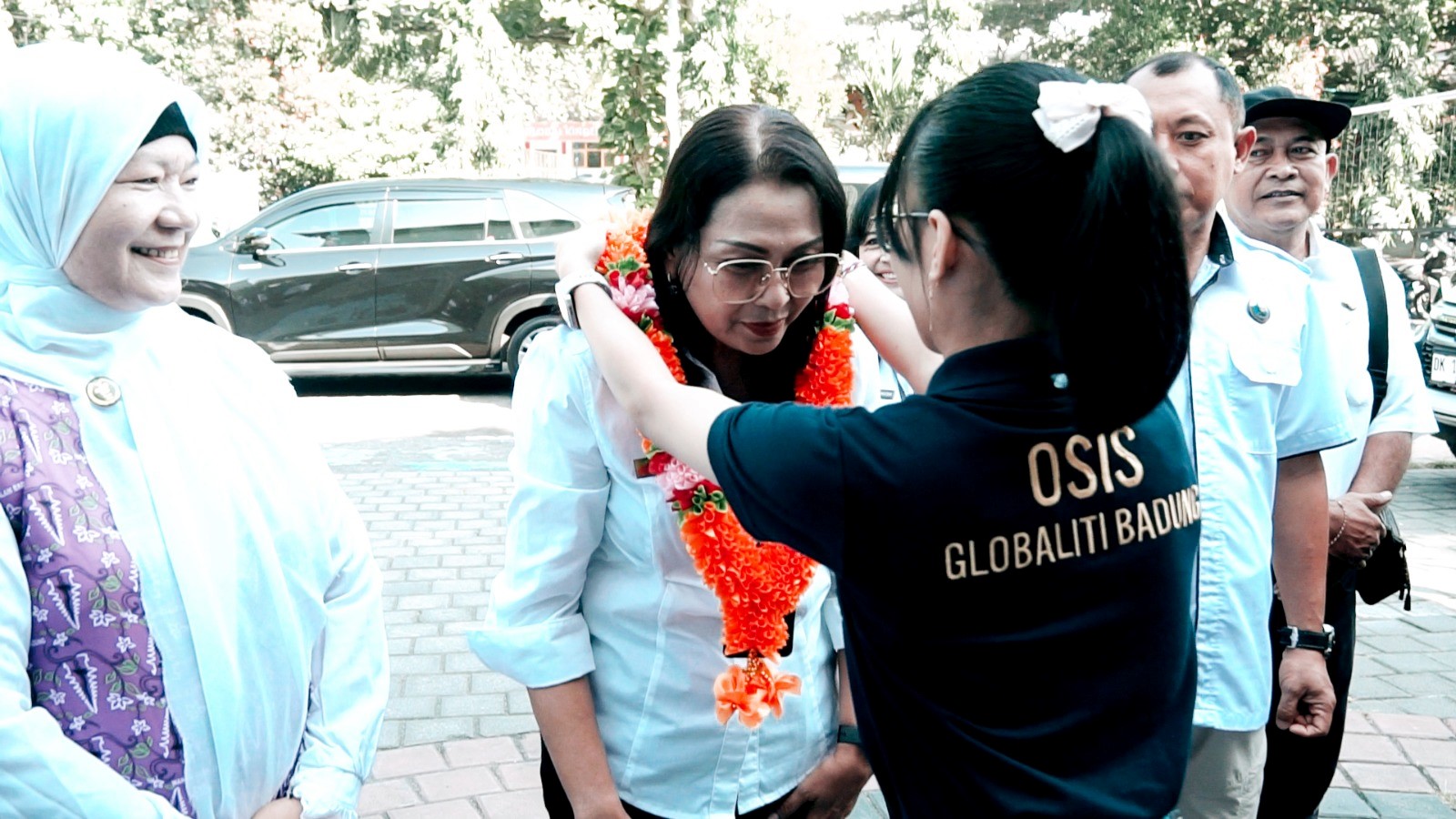 Bunda Antinarkoba Kabupaten Badung Nyonya Rasniathi Adi Arnawa memberikan penyuluhan bahaya narkoba kepada siswa baru SMK TI Global Kuta Utara.