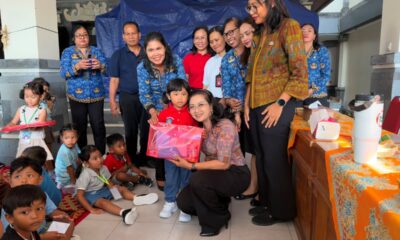 Bunda PAUD Rasniathi Adi Arnawa menyapa anak-anak TK Kuncup Mekar di Kuta Utara dalam kegiatan edukasi kebersihan dan pengelolaan sampah.