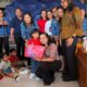 Bunda PAUD Rasniathi Adi Arnawa menyapa anak-anak TK Kuncup Mekar di Kuta Utara dalam kegiatan edukasi kebersihan dan pengelolaan sampah.