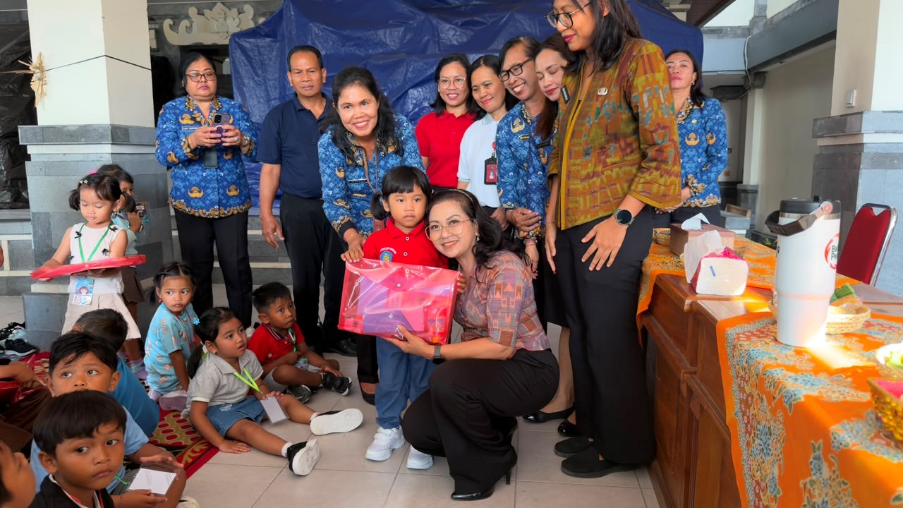 Bunda PAUD Rasniathi Adi Arnawa menyapa anak-anak TK Kuncup Mekar di Kuta Utara dalam kegiatan edukasi kebersihan dan pengelolaan sampah.