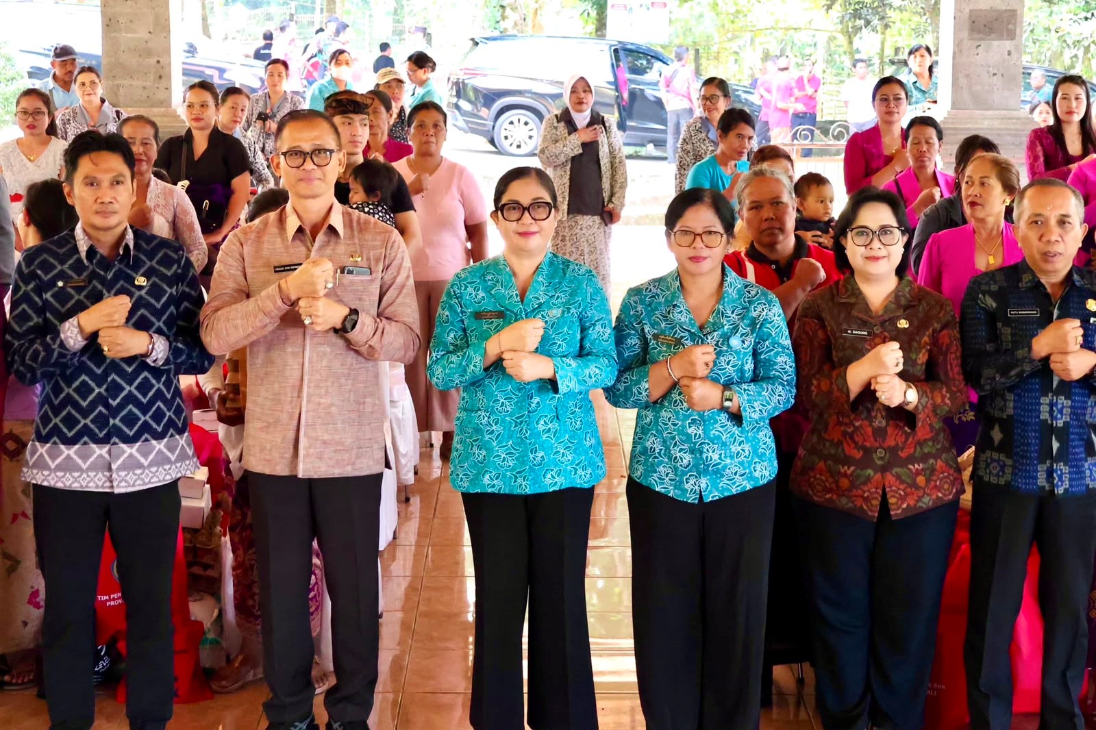 Ketua TP PKK Rai Wahyuni Sanjaya menghadiri Aksi Sosial Bergerak dan Berbagi Tahap II bersama TP PKK Provinsi Bali di Kabupaten Tabanan.