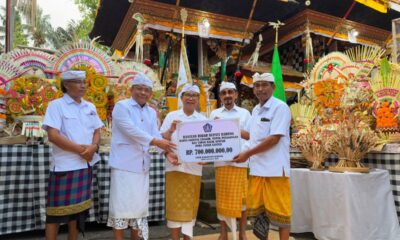 Bupati Badung Adi Arnawa menyerahkan dana hibah saat menghadiri Karya Ngenteg Linggih di Pura Taman Ganter, Desa Adat Mengwi, Tabanan.