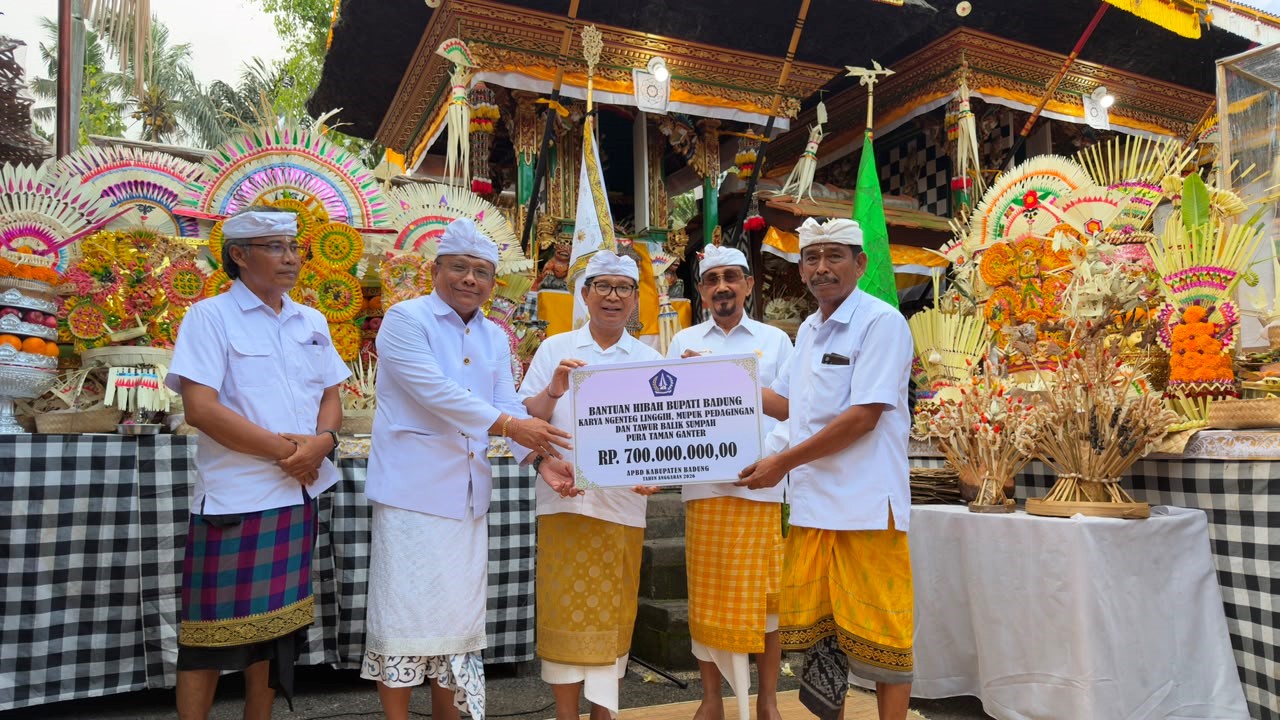 Bupati Badung Adi Arnawa menyerahkan dana hibah saat menghadiri Karya Ngenteg Linggih di Pura Taman Ganter, Desa Adat Mengwi, Tabanan.