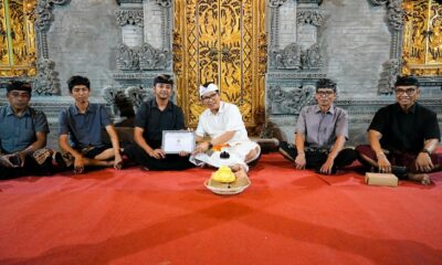 Bupati Adi Arnawa menyerahkan piagam penghargaan tertib administrasi kependudukan kepada ahli waris di Kelurahan Sading, Mengwi.