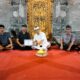 Bupati Adi Arnawa menyerahkan piagam penghargaan tertib administrasi kependudukan kepada ahli waris di Kelurahan Sading, Mengwi.