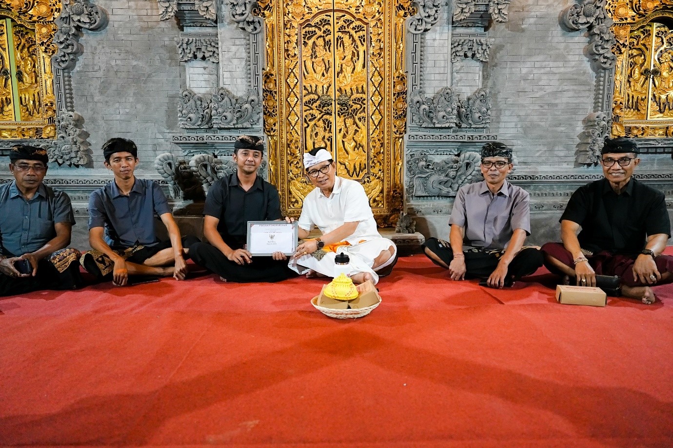 Bupati Adi Arnawa menyerahkan piagam penghargaan tertib administrasi kependudukan kepada ahli waris di Kelurahan Sading, Mengwi.