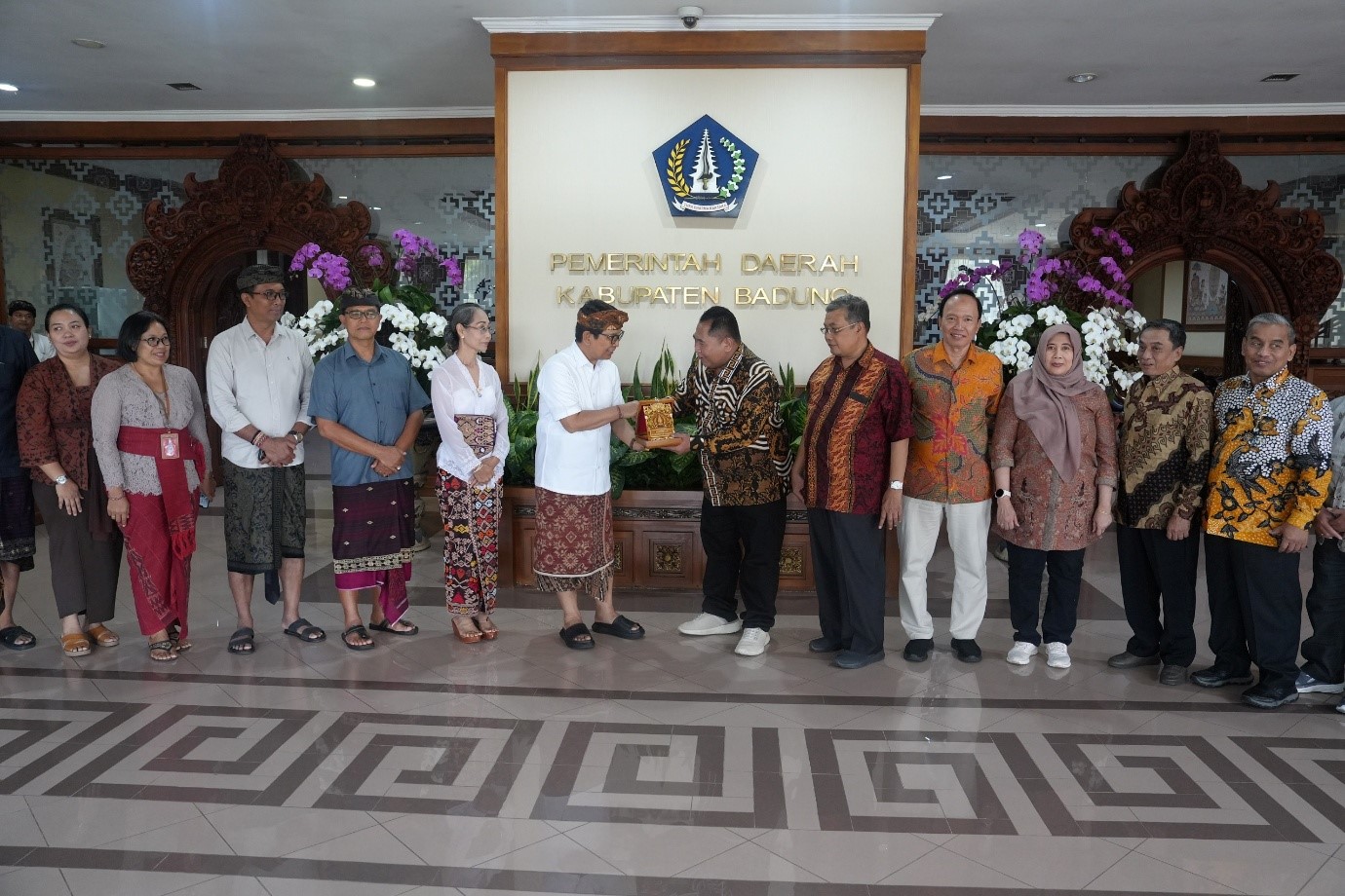 Bupati Badung I Wayan Adi Arnawa menerima kunjungan tim peneliti Fakultas Hukum Universitas Diponegoro di Puspem Badung.