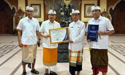 Bupati Badung I Wayan Adi Arnawa menyerahkan piagam penghargaan kepada Kepala Dinas Sosial Badung I Gde Eka Sudarwitha di Puspem Badung