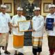 Bupati Badung I Wayan Adi Arnawa menyerahkan piagam penghargaan kepada Kepala Dinas Sosial Badung I Gde Eka Sudarwitha di Puspem Badung