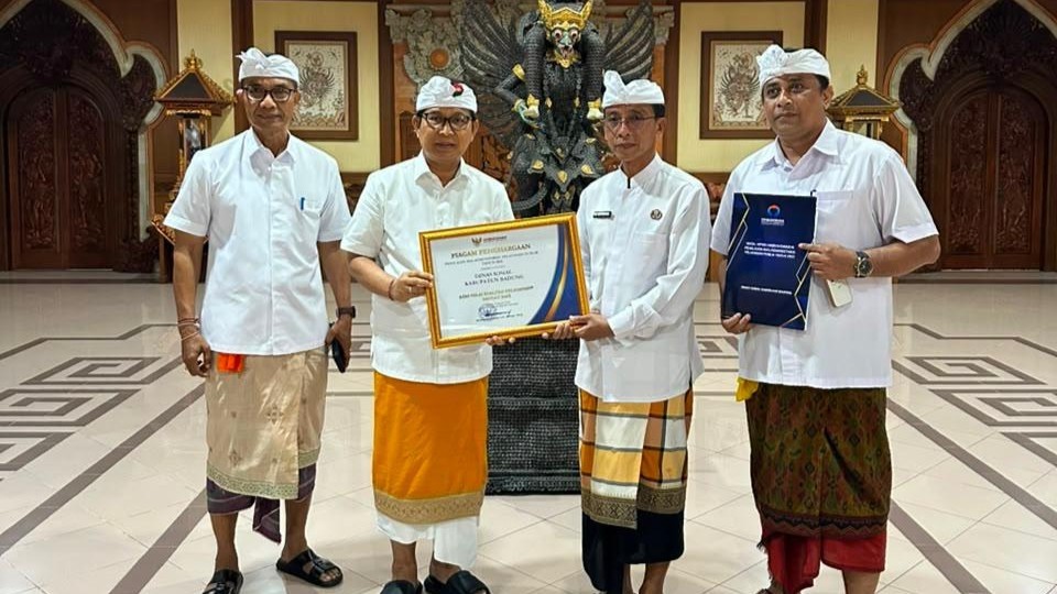 Bupati Badung I Wayan Adi Arnawa menyerahkan piagam penghargaan kepada Kepala Dinas Sosial Badung I Gde Eka Sudarwitha di Puspem Badung