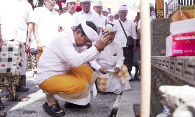 Bupati Badung Adi Arnawa menghadiri Karya Melaspas di Pura Gede Batur, Banjar Pengembungan, Desa Pererenan, Mengwi.