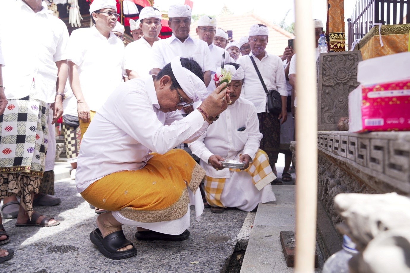 Bupati Badung Adi Arnawa menghadiri Karya Melaspas di Pura Gede Batur, Banjar Pengembungan, Desa Pererenan, Mengwi.
