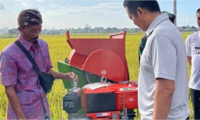 Bupati Jembrana I Made Kembang Hartawan menyerahkan bantuan alat mesin pertanian power thresher kepada kelompok tani di Subak Keduwa, Kecamatan Negara.