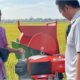 Bupati Jembrana I Made Kembang Hartawan menyerahkan bantuan alat mesin pertanian power thresher kepada kelompok tani di Subak Keduwa, Kecamatan Negara.