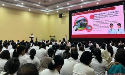 Bupati Jembrana I Made Kembang Hartawan memberikan pengarahan kepada Agen Perlindungan Sosial di Gedung Kesenian Ir. Soekarno terkait transparansi pendataan.