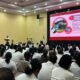 Bupati Jembrana I Made Kembang Hartawan memberikan pengarahan kepada Agen Perlindungan Sosial di Gedung Kesenian Ir. Soekarno terkait transparansi pendataan.