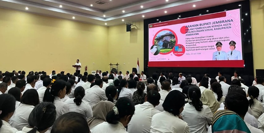 Bupati Jembrana I Made Kembang Hartawan memberikan pengarahan kepada Agen Perlindungan Sosial di Gedung Kesenian Ir. Soekarno terkait transparansi pendataan.