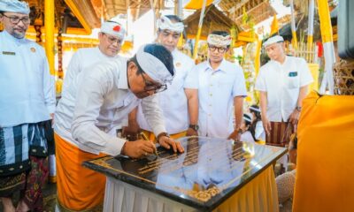 Bupati Badung Adi Arnawa menandatangani prasasti karya di Pura Dalem Desa Adat Ambengan, Abiansemal.