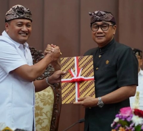 Suasana Rapat Paripurna DPRD Gianyar saat menetapkan Raperda Pertanggungjawaban Pelaksanaan APBD Tahun Anggaran 2025 menjadi Peraturan Daerah