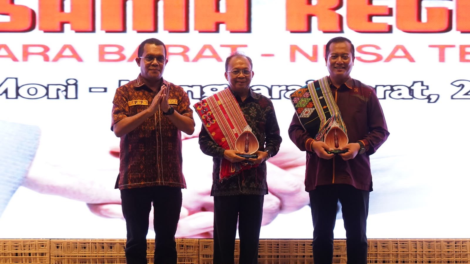 Gubernur Bali Wayan Koster bersama Gubernur NTB Lalu Muhamad Iqbal dan Gubernur NTT Melkiades Laka Lena dalam pertemuan kerja sama regional