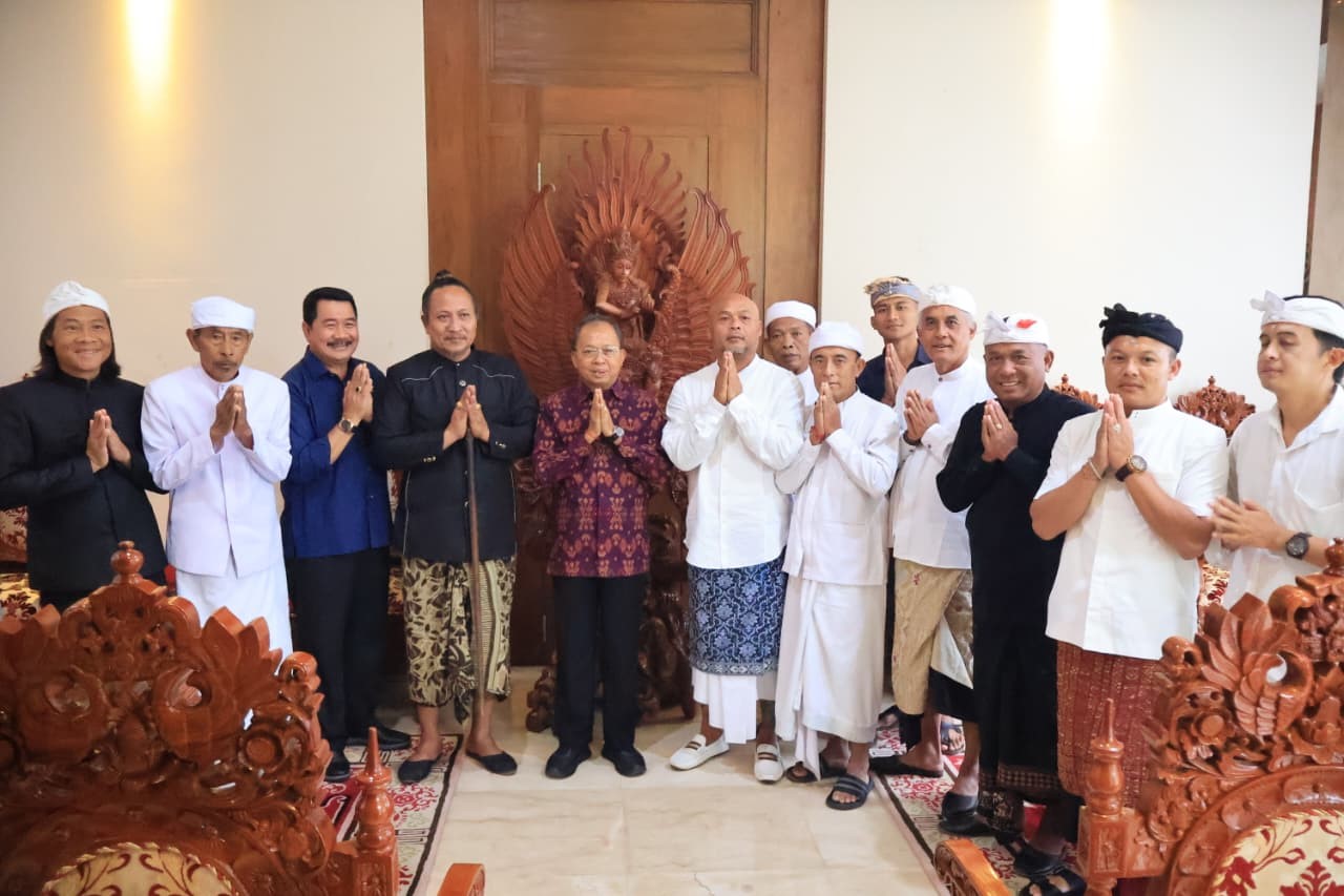 Gubernur Bali Wayan Koster menerima panitia penyelenggara Karya Tawur Agung Manca Wali Krama dan Renovasi Pura Ulun Danu Batur di Jayasabha, Denpasar.