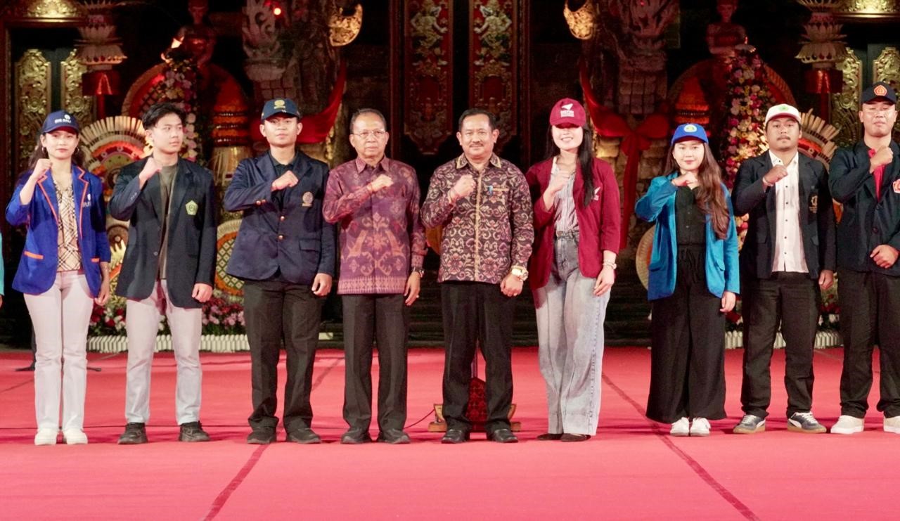 Gubernur Bali Wayan Koster meluncurkan Program Pengabdian Masyarakat Desa Kerthi Bali Sejahtera di Ardha Candra, Denpasar