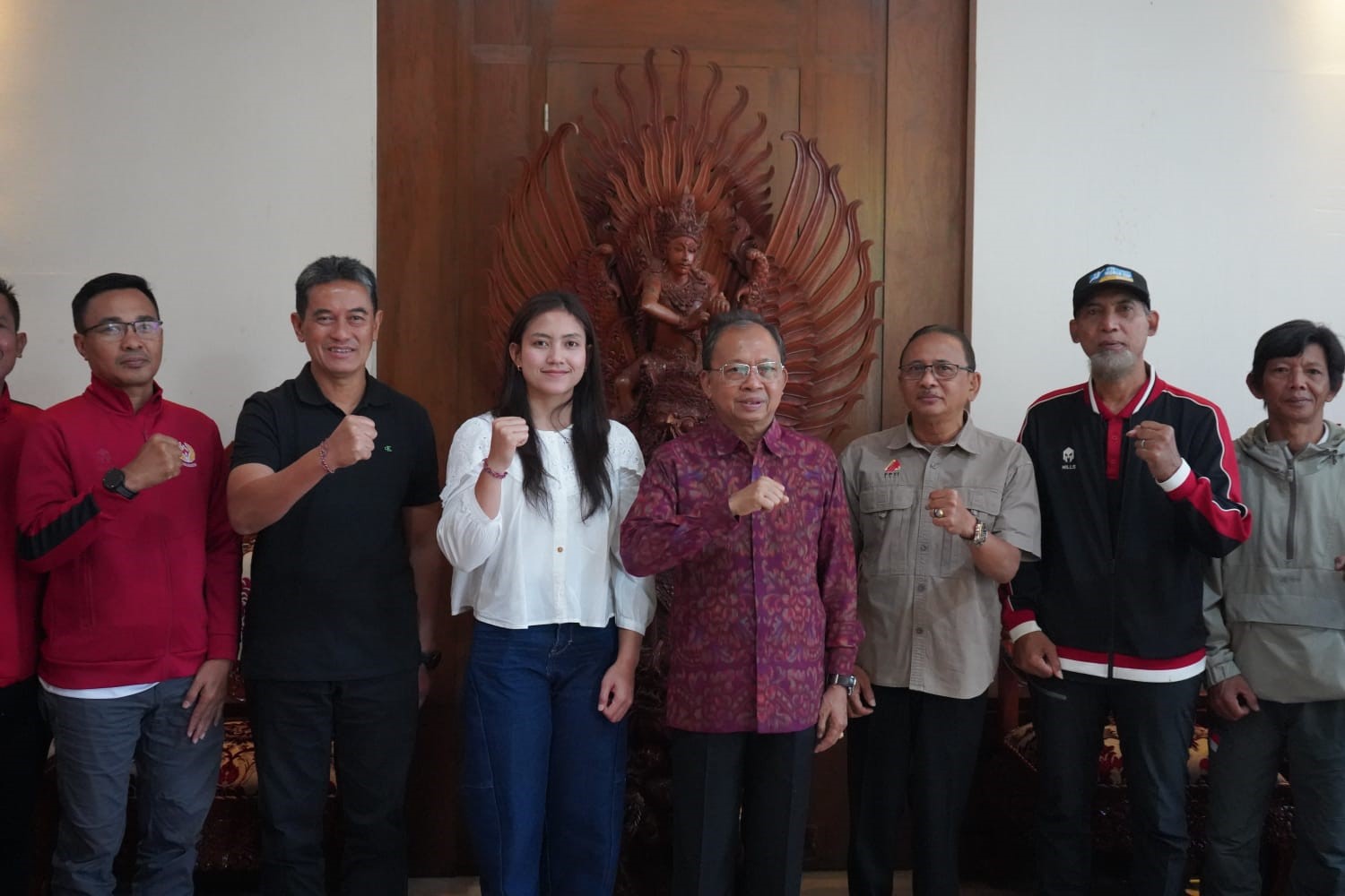 Gubernur Bali Wayan Koster menerima atlet panjat tebing Desak Made Rita Kusuma Dewi di Jayasabha Denpasar.