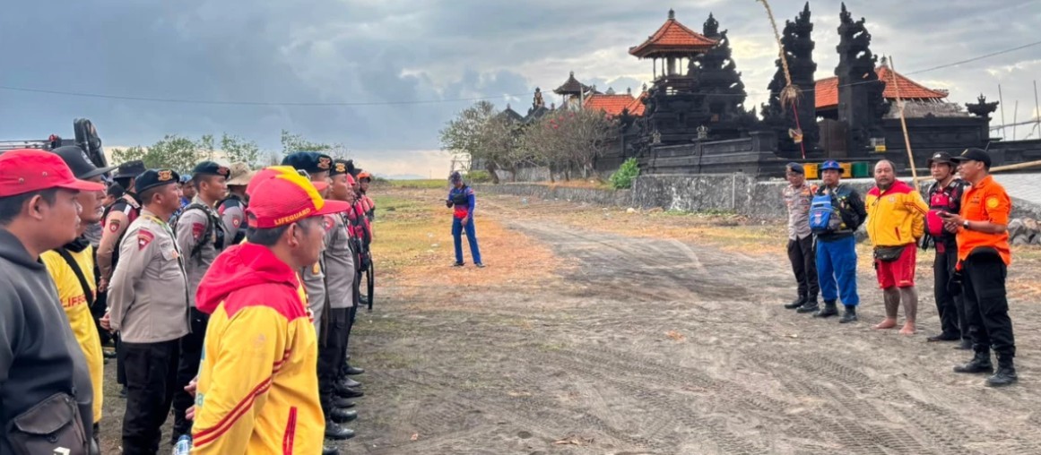 Tim SAR Gabungan melaksanakan operasi pencarian nelayan hilang I Nyoman Darin di Pantai Lebih, Gianyar, sebelum resmi dihentikan pada hari ketujuh.