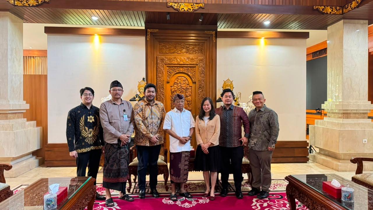 Gubernur Bali Wayan Koster menerima undangan resmi menjadi pembicara Nusa Dua Forum 2026 dari Publisher & CEO SCMP Tammy Tam di Jayasabha, Denpasar.