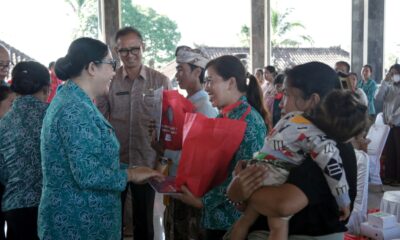 Tim Penggerak PKK Provinsi Bali menggelar Aksi Sosial Bergerak dan Berbagi di tiga desa di Kabupaten Tabanan, Jumat (17/7)