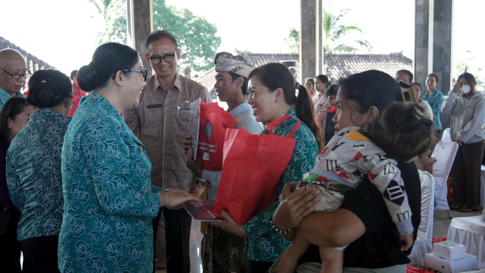 Tim Penggerak PKK Provinsi Bali menggelar Aksi Sosial Bergerak dan Berbagi di tiga desa di Kabupaten Tabanan, Jumat (17/7)