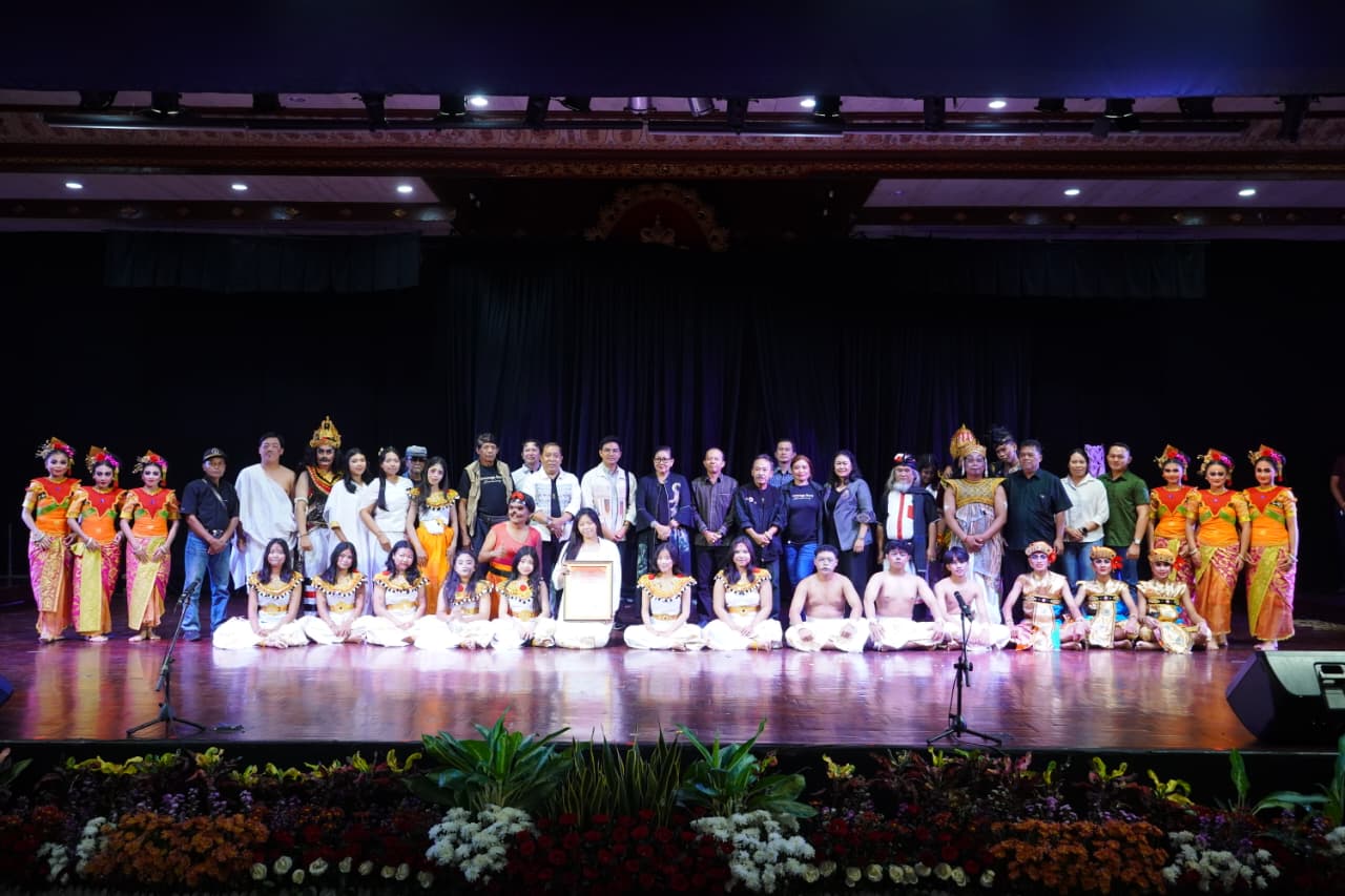 Ketua TP PKK Provinsi Bali Ny. Putri Koster menghadiri pergelaran puisi-musik Sura-Atma dalam rangkaian FSBJ VIII 2026