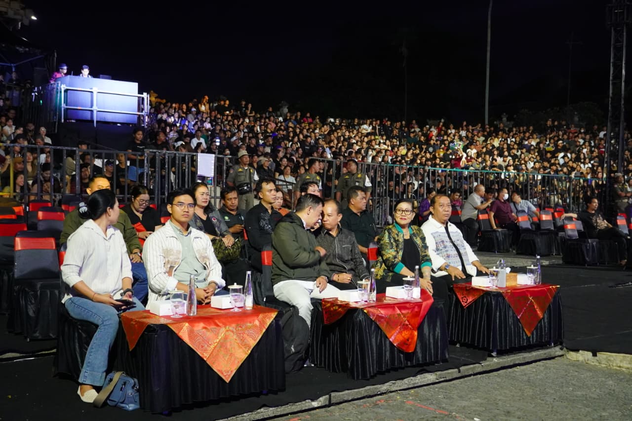 Ketua TP PKK Provinsi Bali Ny. Putri Koster menghadiri pentas Bintang 5 Musika Jani di Panggung Terbuka Ardha Candra