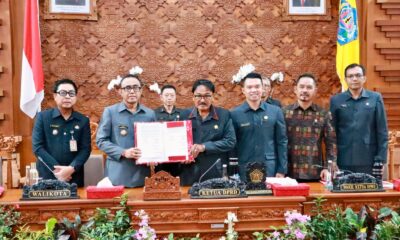 Walikota Denpasar Jaya Negara dan Wawali Arya Wibawa menghadiri Rapat Paripurna DPRD Kota Denpasar yang menyetujui Ranperda KUA-PPAS TA 2027 di Gedung DPRD Kota Denpasar.