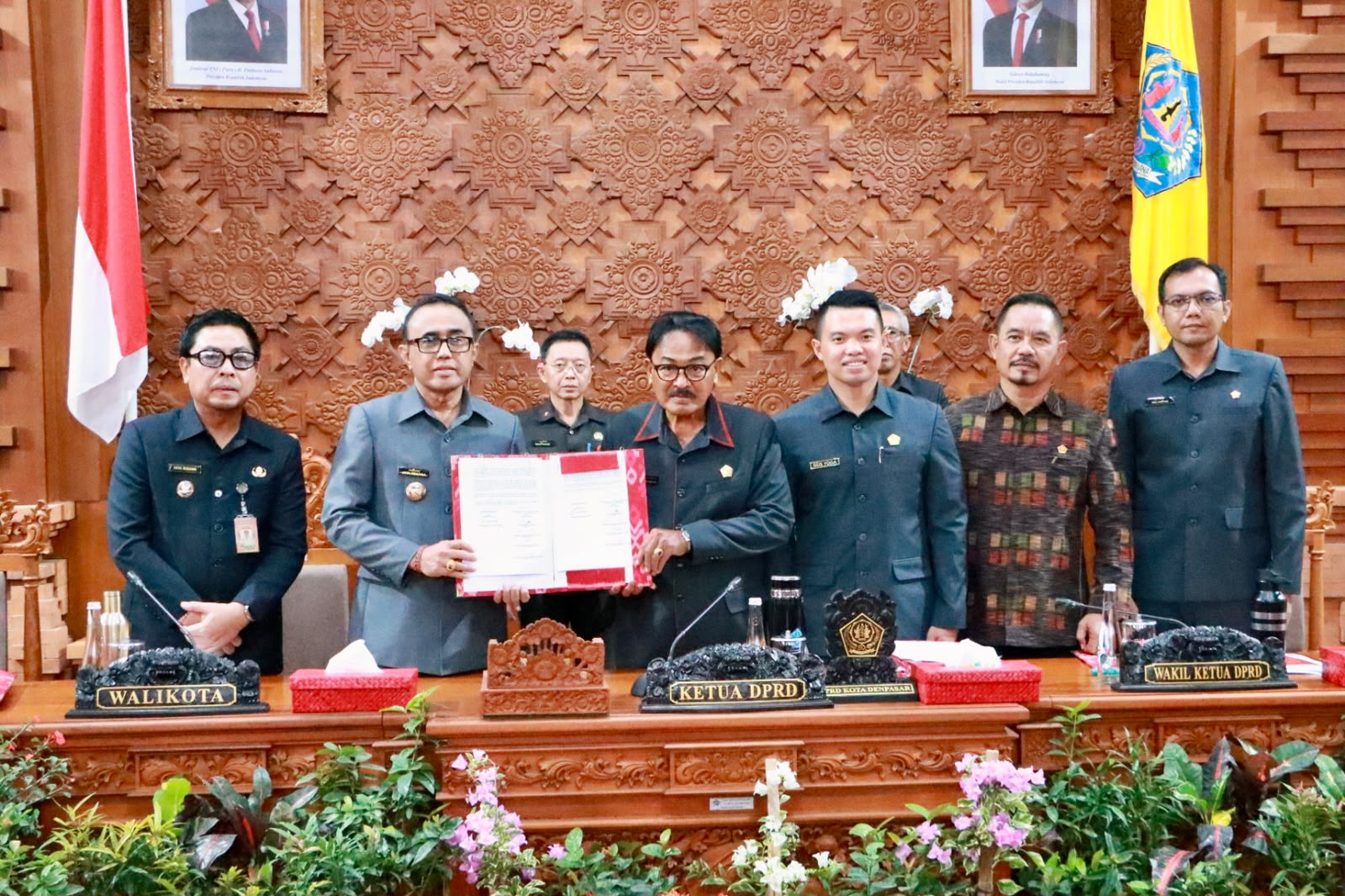 Walikota Denpasar Jaya Negara dan Wawali Arya Wibawa menghadiri Rapat Paripurna DPRD Kota Denpasar yang menyetujui Ranperda KUA-PPAS TA 2027 di Gedung DPRD Kota Denpasar.