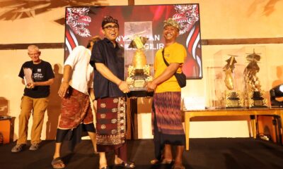 Walikota Denpasar I Gusti Ngurah Jaya Negara menyerahkan Piala Bergilir Rare Angon Festival pada acara Gala Dinner di Denpasar.