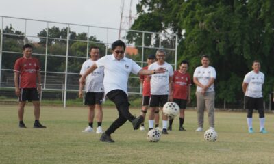 Wakil Gubernur Bali I Nyoman Giri Prasta didampingi Sekda Dewa Made Indra membuka Kompetisi Mini Soccer Kerthi Bali IV di GOR Ngurah Rai Denpasar.