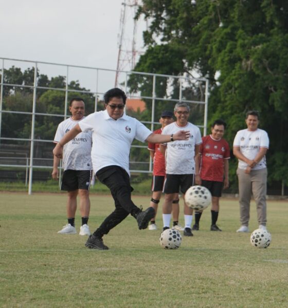 Wakil Gubernur Bali I Nyoman Giri Prasta didampingi Sekda Dewa Made Indra membuka Kompetisi Mini Soccer Kerthi Bali IV di GOR Ngurah Rai Denpasar.