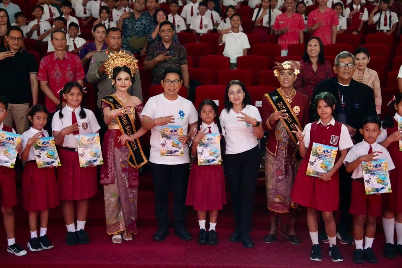 Bupati Badung Adi Arnawa bersama Ketua TP PKK Nyonya Rasniathi Adi Arnawa menghadiri Puncak Perayaan Hari Anak Nasional Kabupaten Badung Tahun 2026 di Balai Budaya Giri Nata Mandala, Puspem Badung.