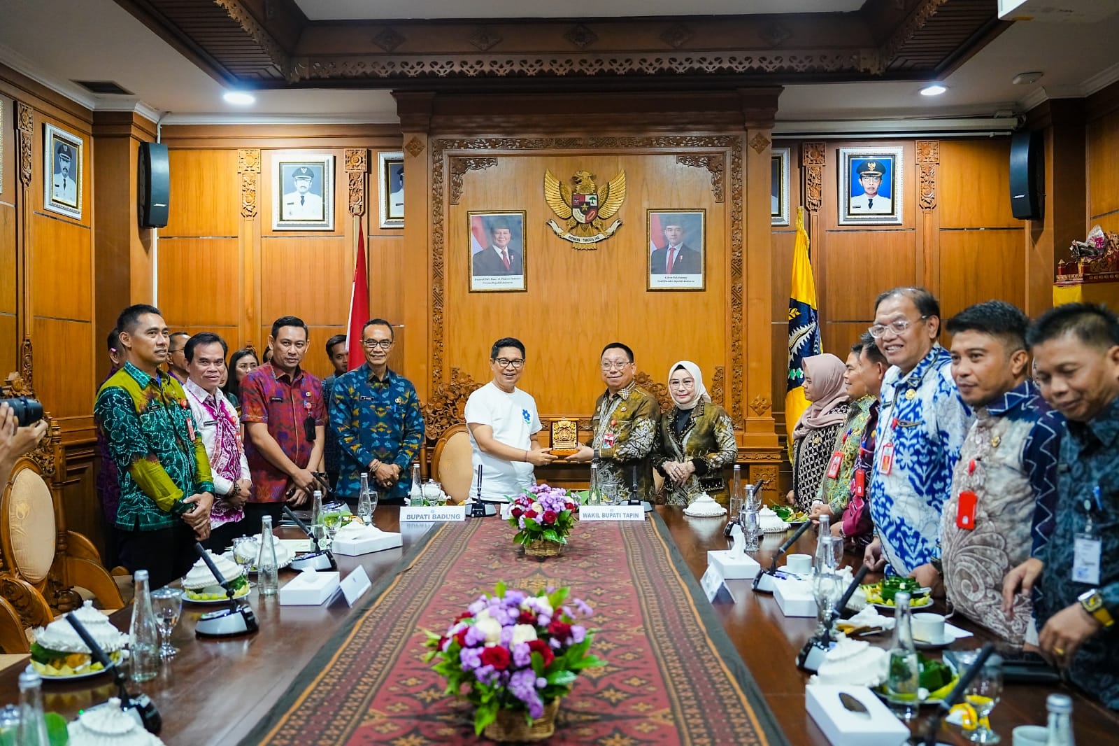 Bupati Badung Adi Arnawa menerima kunjungan Wakil Bupati Tapin Hj. Juanda beserta jajaran di Ruang Tamu Bupati Badung, Puspem Badung.